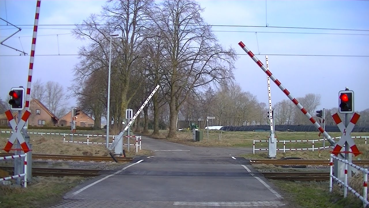 Spoorwegovergang Detern (D) // Railroad crossing // Bahnübergang
