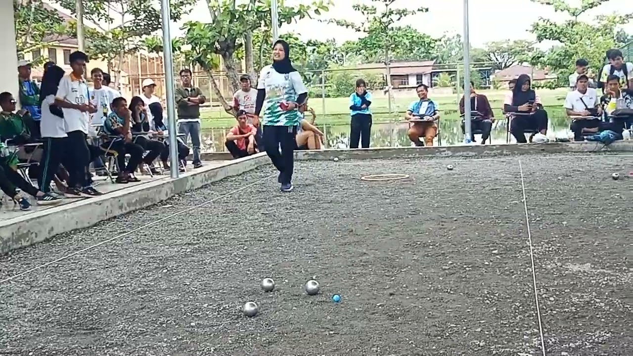 Carreau shoot atlet cewek Jatim cabor Petanque Emas Pomnas Padang 2022