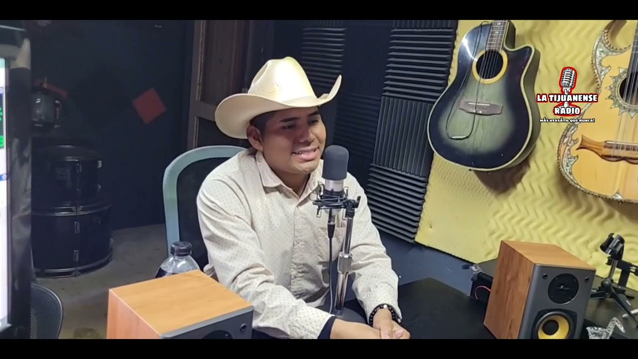 chali prieto en la cabina de la tijuanense radio online