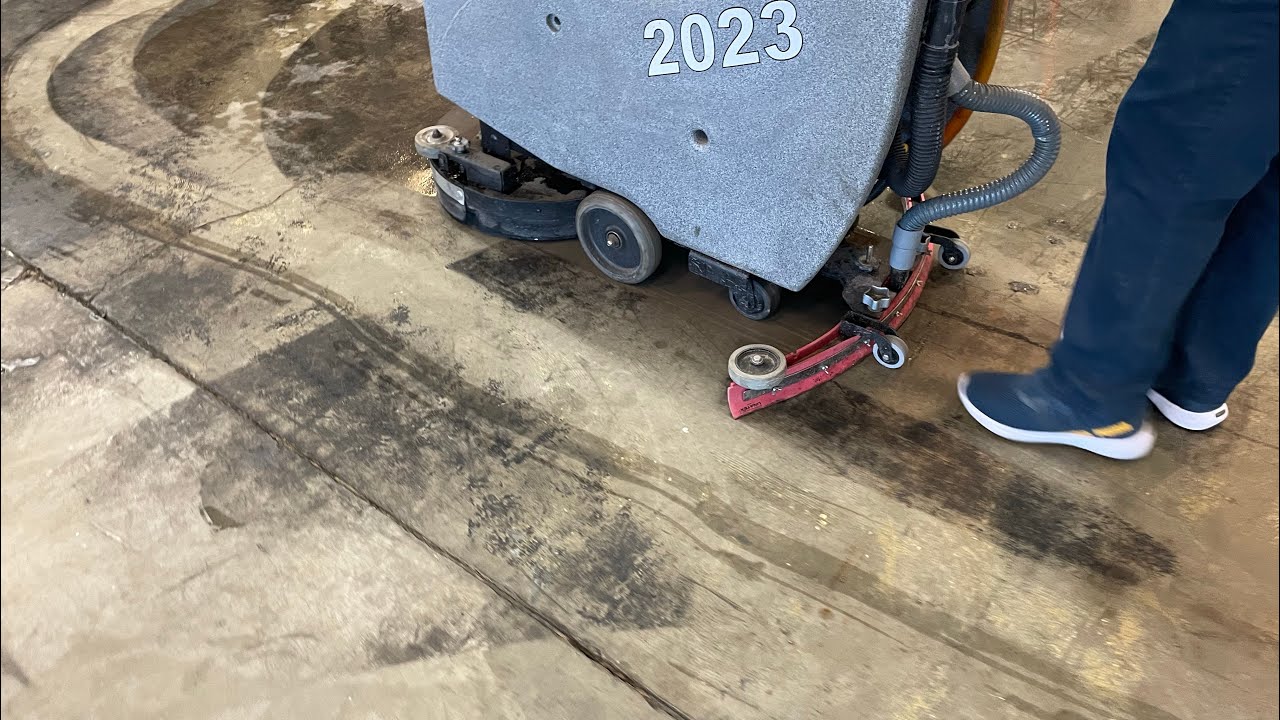 CLEANING AN INDUSTRIAL FLOOR WITH A WALK-BEHIND AUTO SCRUBBER