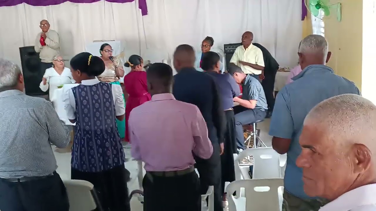 Mi manita Noemí Muñoz cantando el devocional en la iglesia amarilla 