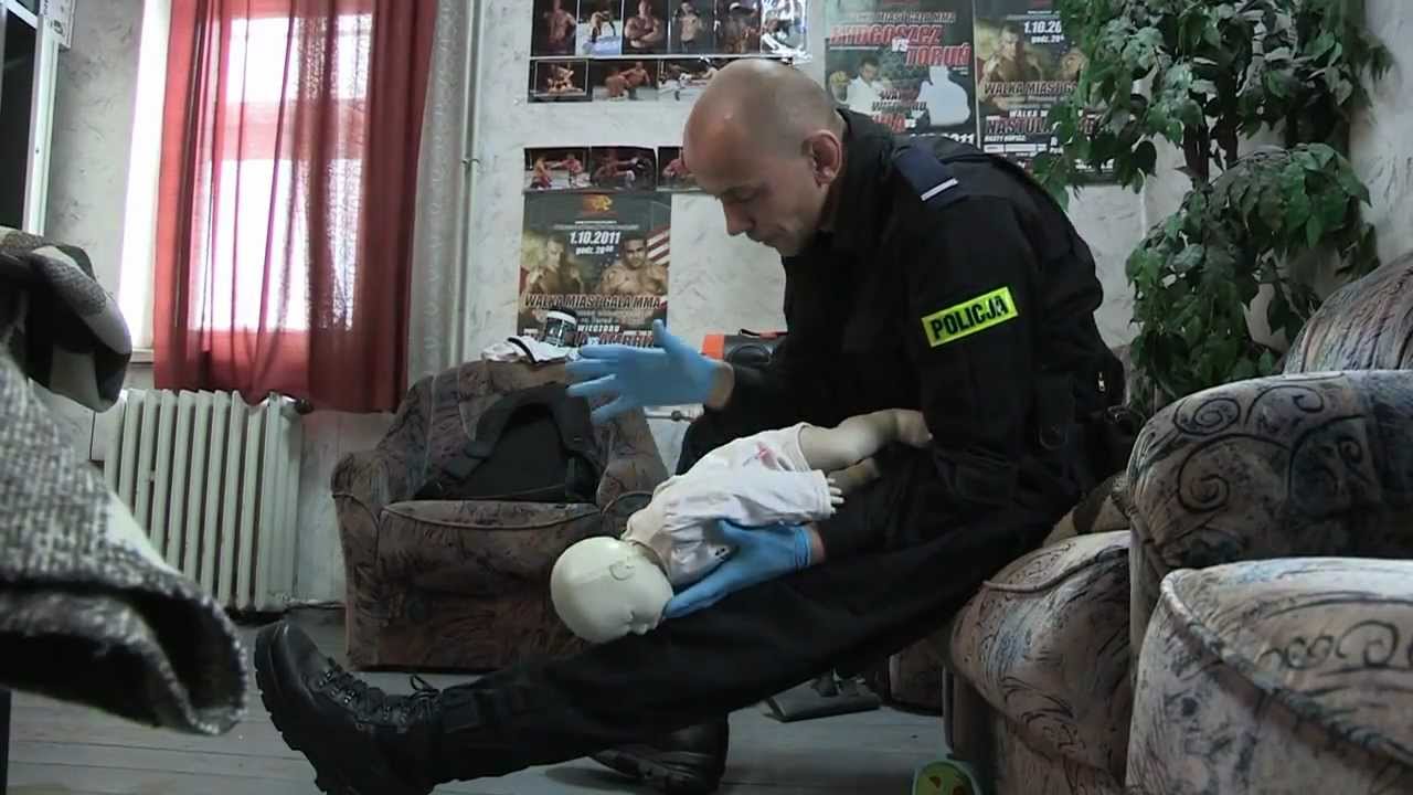 Pierwsza pomoc: Zadławienie dziecka - film instruktażowy