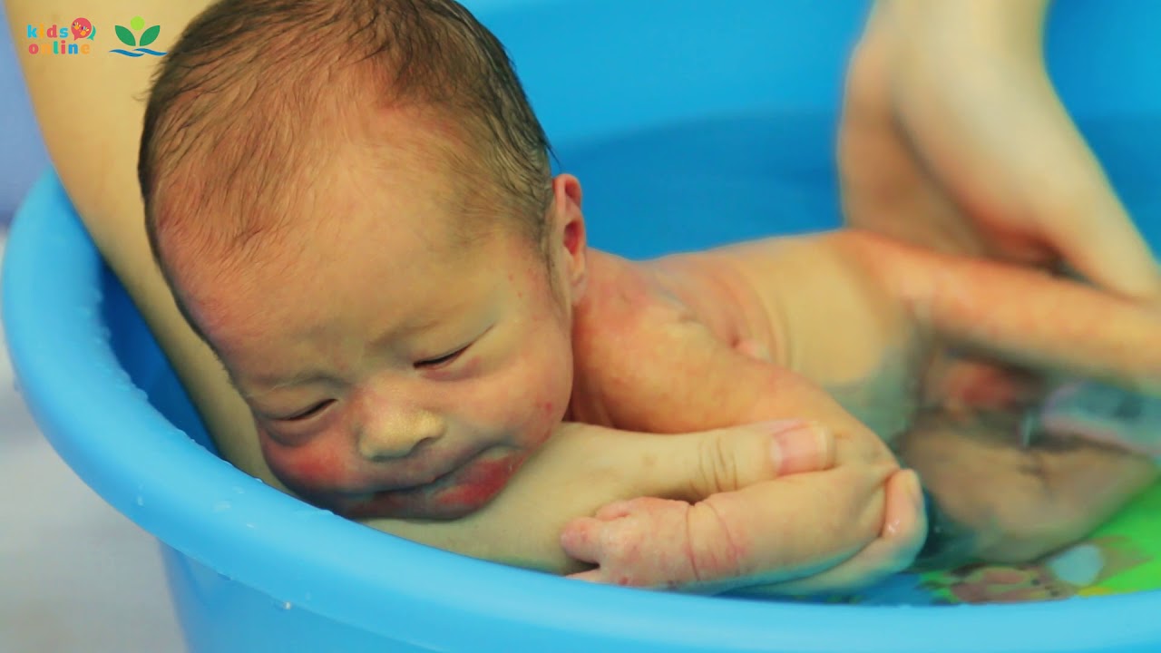 Bác sĩ bệnh viện Nhi Trung Ương hướng dẫn bố mẹ tắm bé tại nhà