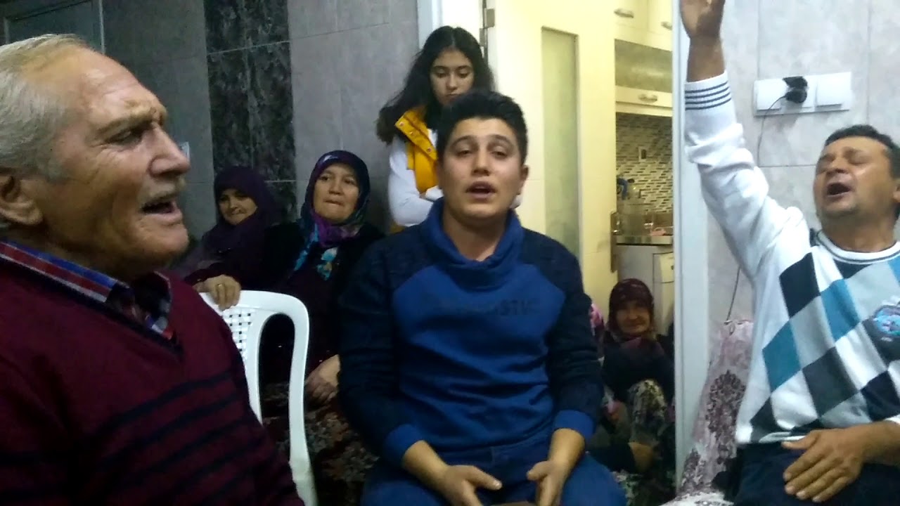 MANİSA DEMİRCİ MAHMUTLAR köyünde ZEKAİ Çıracı'nın ASKER eğlencesinde köylüler TÜRKÜ söylüyor