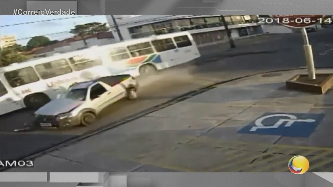 Imagens do circuito de seguran&ccedil;a que registrou o momento da colis&atilde;o entre &ocirc;nibus e carro