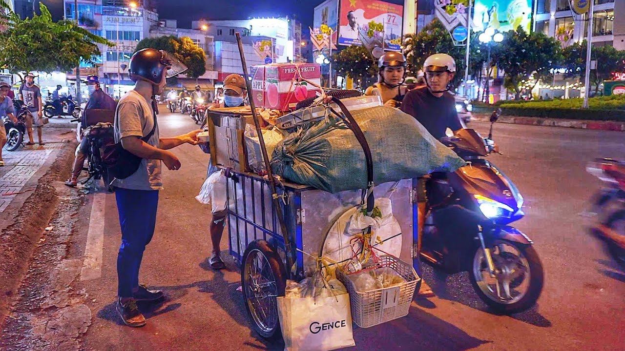 Deler mad ud til  hjemløse i Vietnam