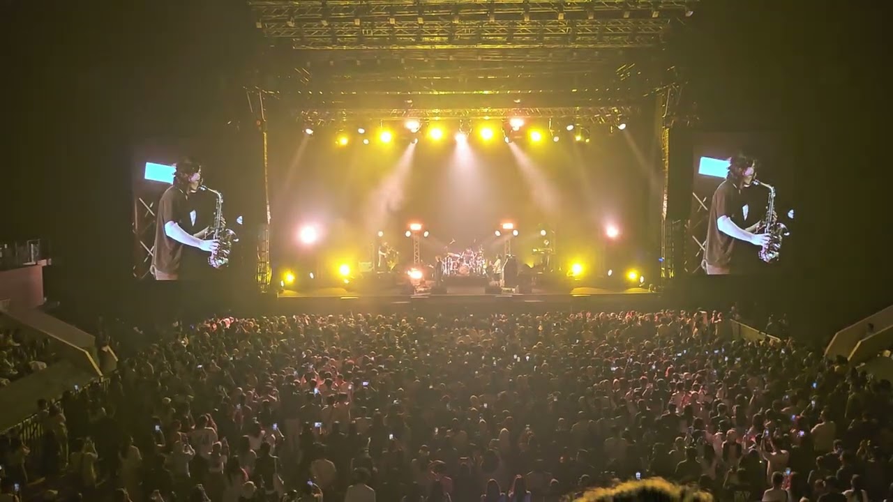 Rame banget!😱 Bad by wave to earth konser Istora Senayan 