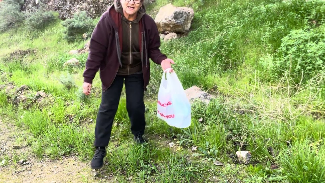 Después de caminar me senté a descansar y a comer pura chucheria 