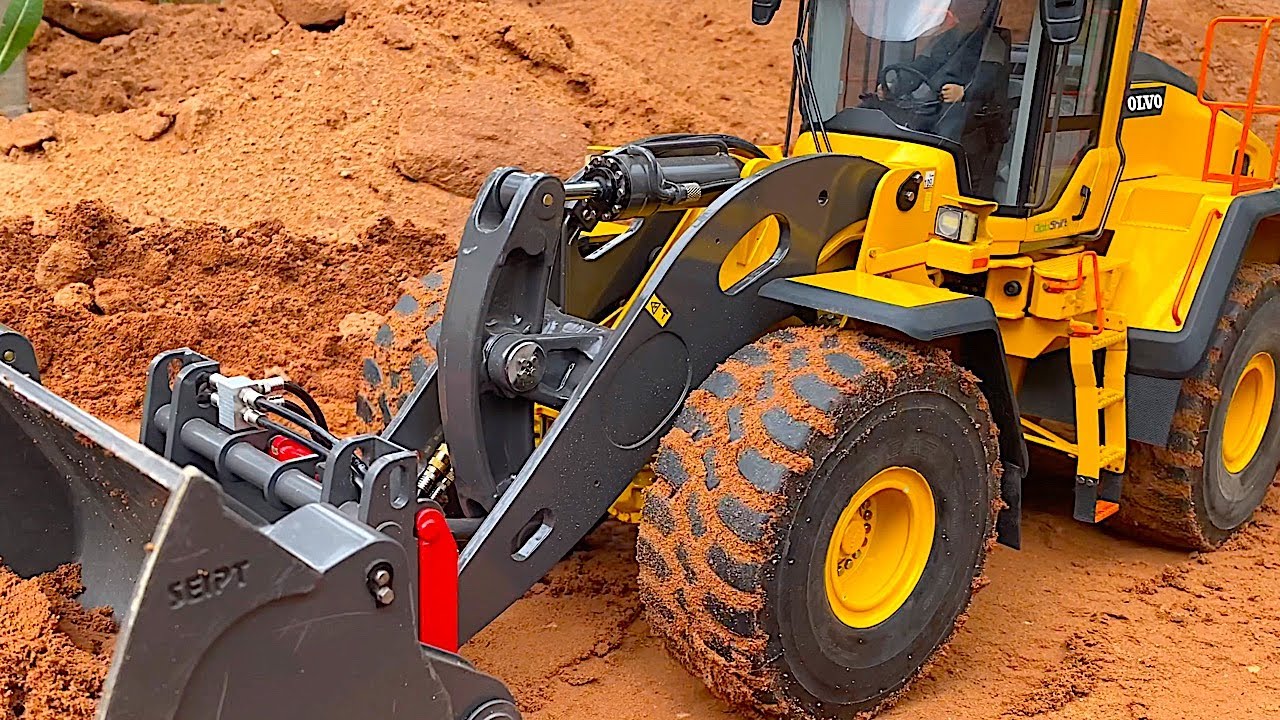 BIG RC VOLVO LOADER and the small BOBCAT - RC TRUCK ACTION in Germany