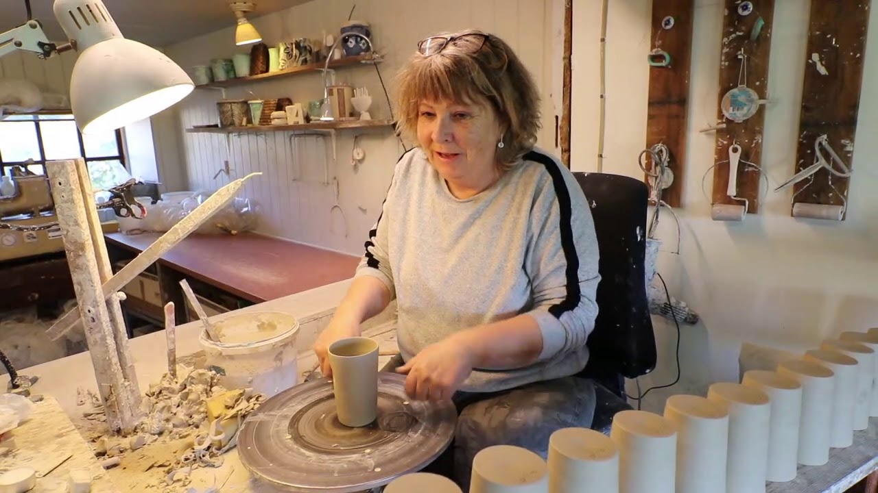 Keramiker Lene Hansen drejer krus