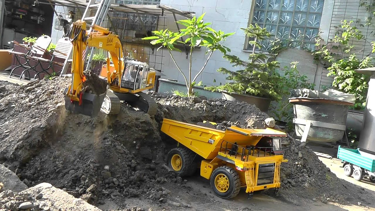 RC CAT 777D LOADING FROM Liebherr 944 beladen