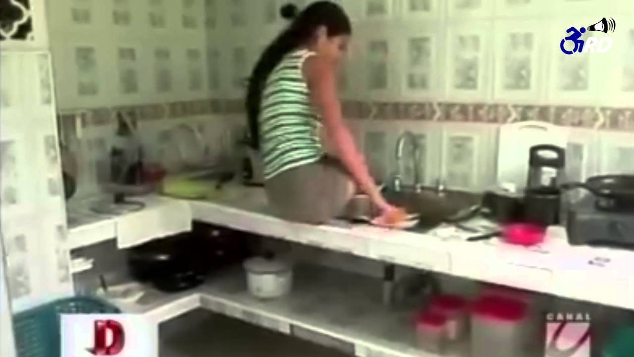 Empregada doméstica sem pernas.