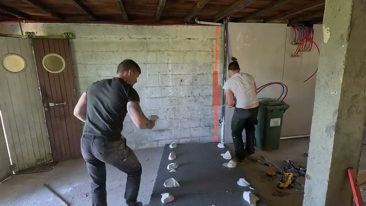Rénovation du sous-sol en salon/cuisine | TIMELAPSE | 150 jours de travaux avec des amis en 10 min.