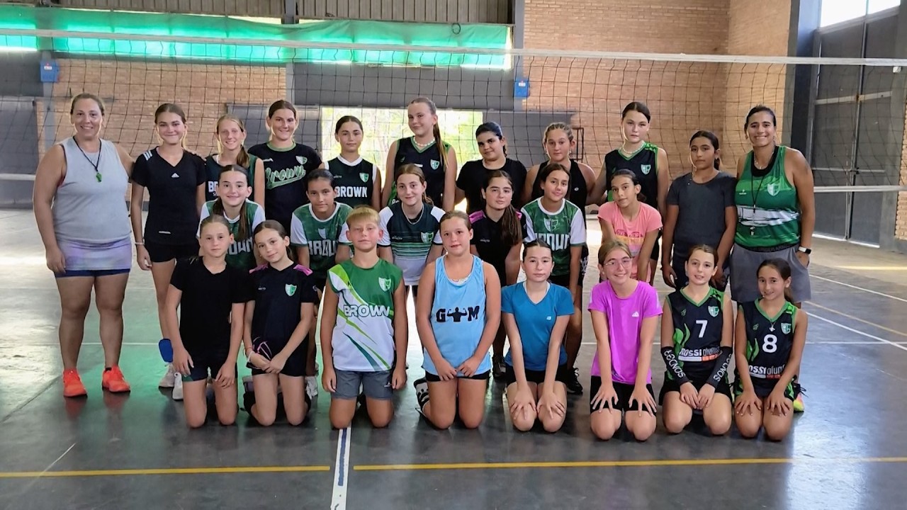 NOTA MARINA MANSILLA PROFE DE VOLEY BROWN TARJETAS A LA VENTA PARA CENA PRESENTACION DE CAMISETA