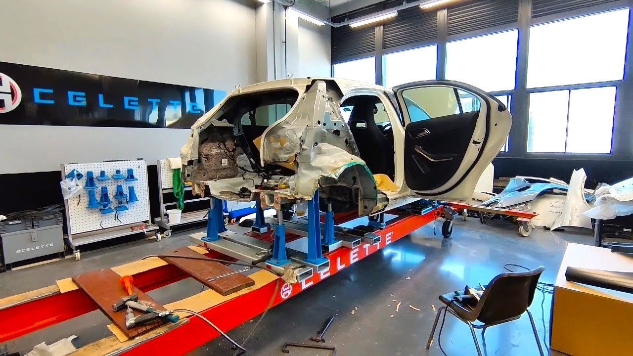 Ремонт кузова после аварии Mercedes Benz A45 AMG на скамейке Celette