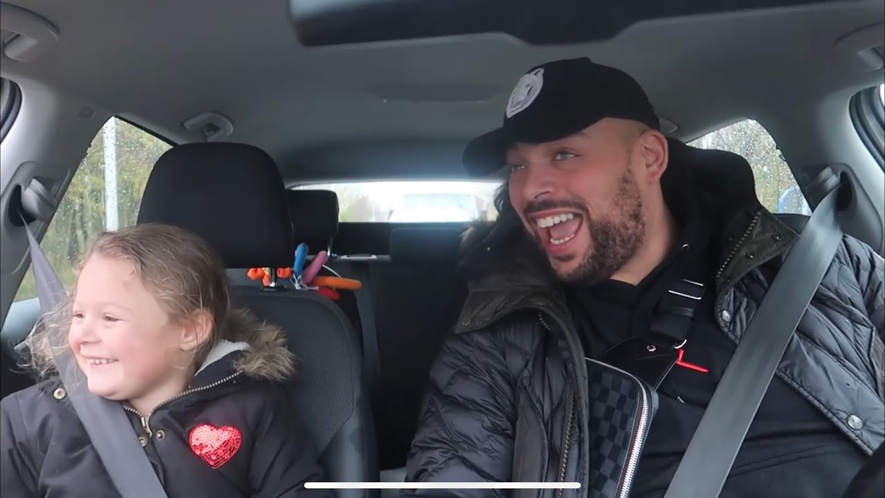 MET MIMI  UIT DE AUTO SCHREEUWEN NAAR MENSEN- LIFE OF QUCEE #47
