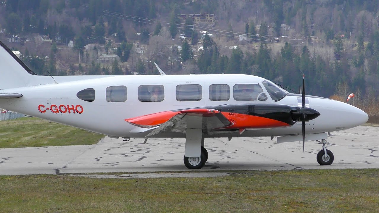 Piper PA-31-350 Navajo Chieftain Takeoff