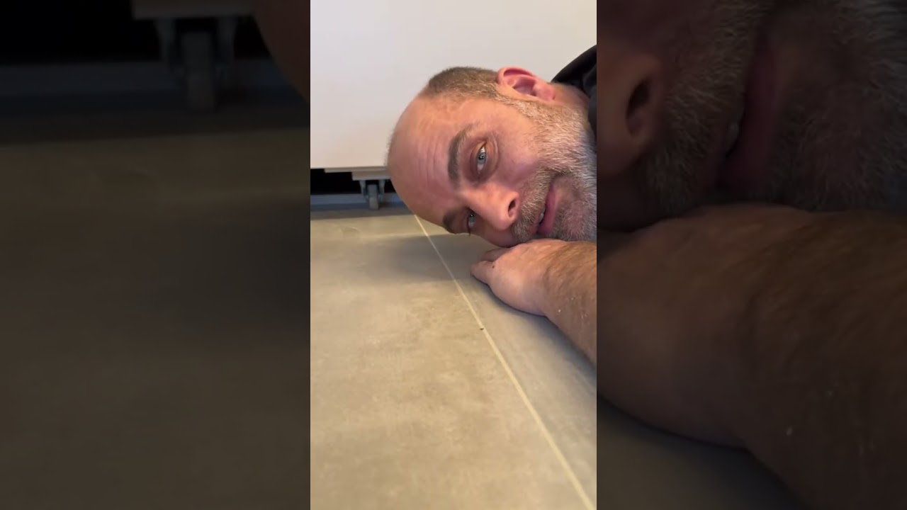 Comment faire un tiroir sous escalier sur roulettes avec un guide 