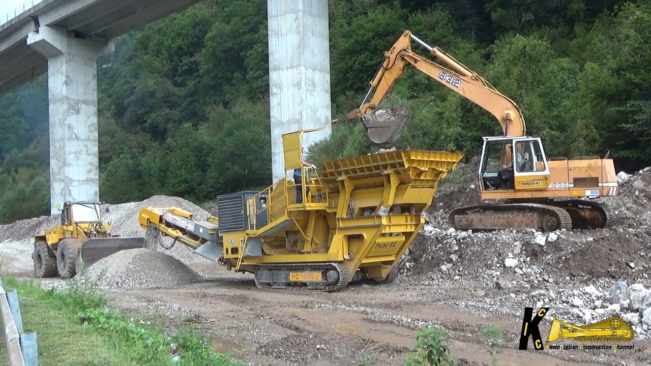 Liebherr R932 Loading Hartl Crusher and Hanomag 66C Cleaning Material