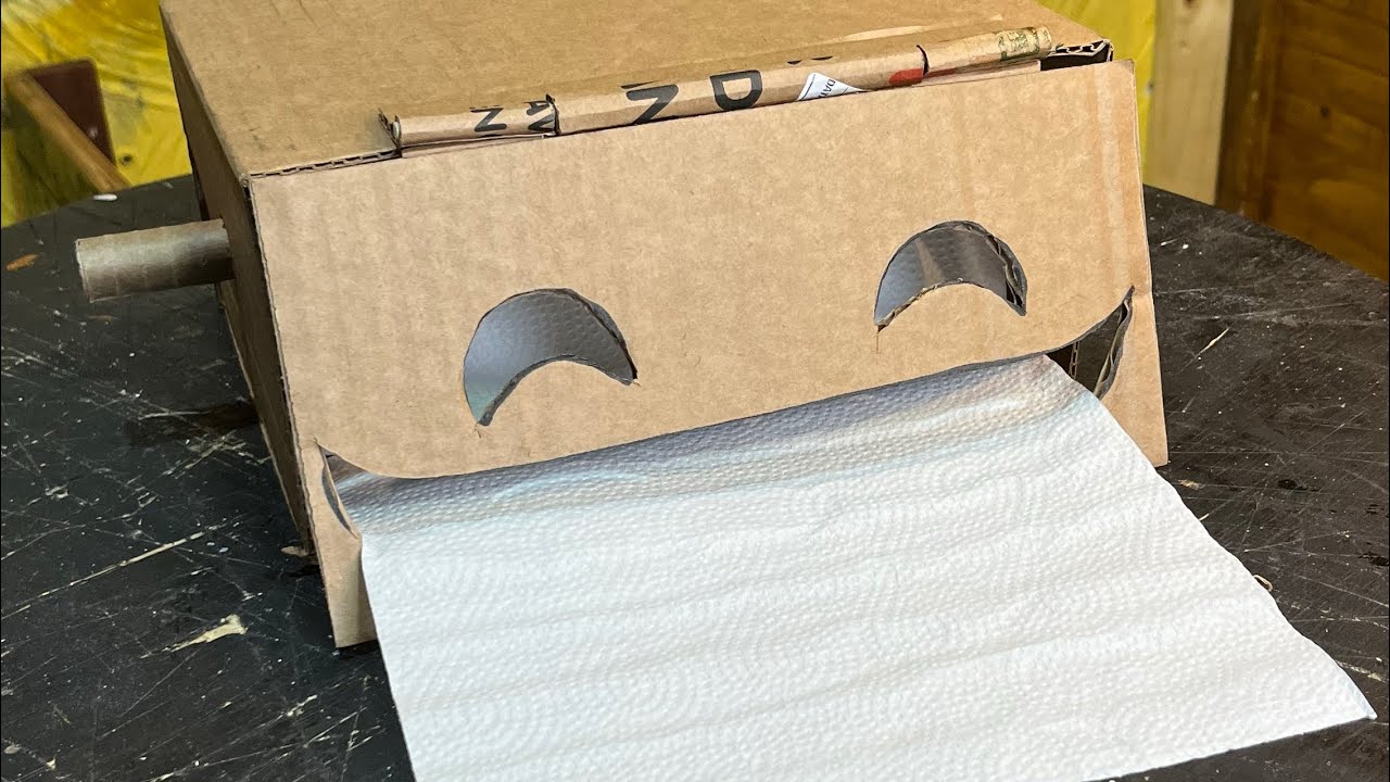 Suporte para papel toalha feito de papelão