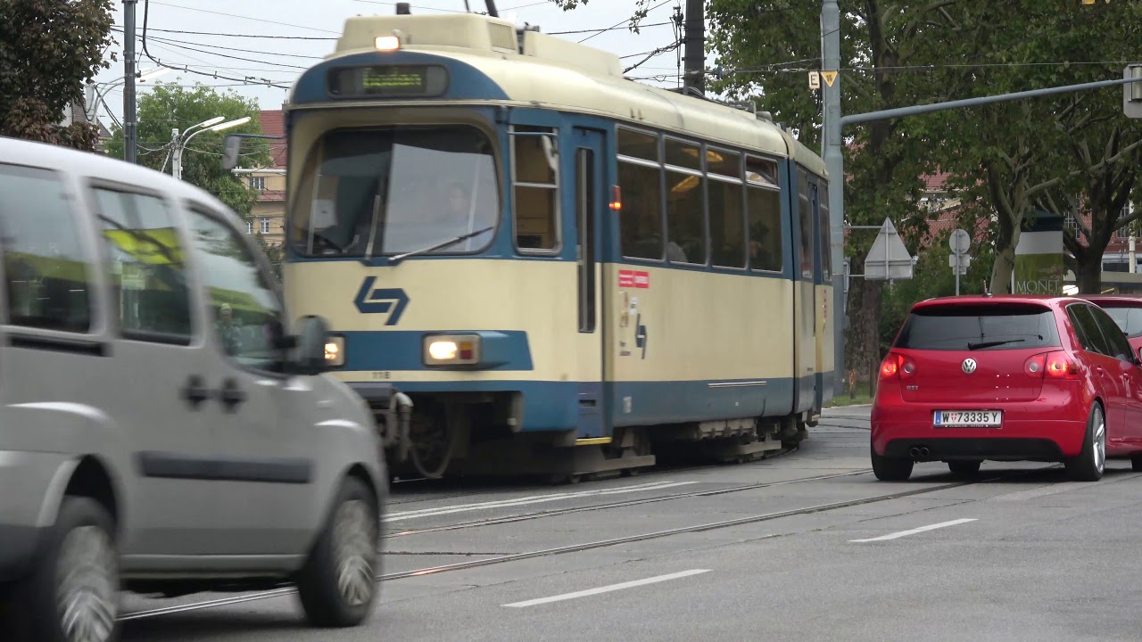 Die Badner Bahn auf der Eichenstraße