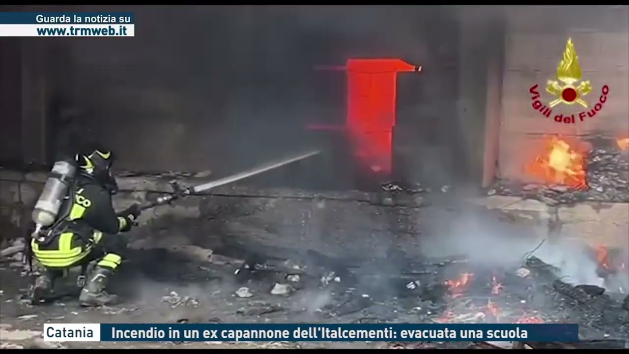 Catania - Incendio in un ex capannone dell'Italcementi: evacuata una scuola