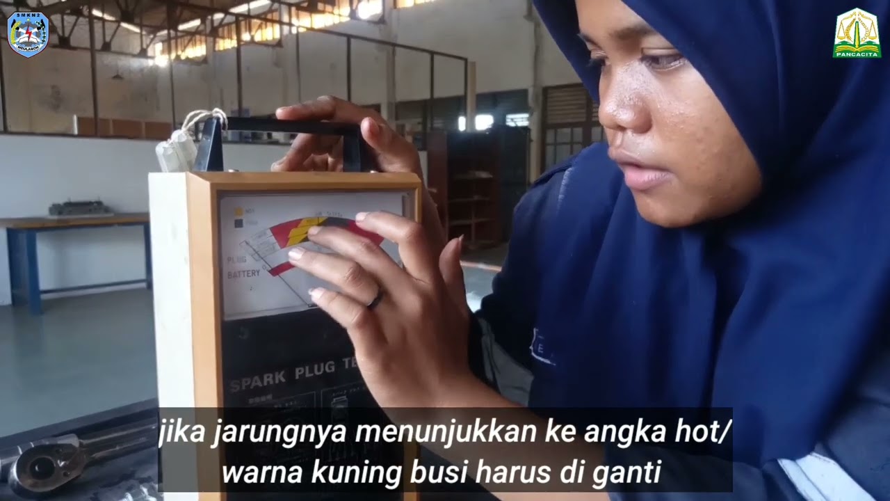 pemeriksaan dan pegujian busi dengan mengunakan alat ukur spark plug tester.