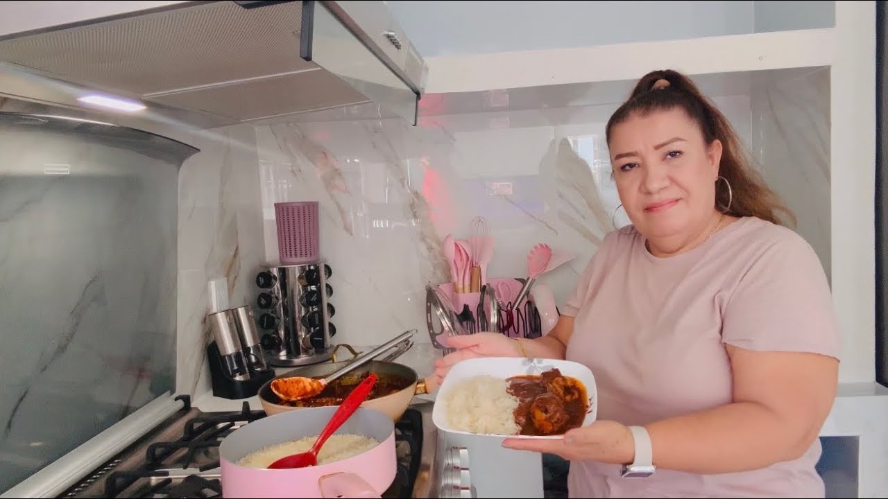 SE EMPEZÓ HACER LA BANQUETA +HACIENDO MOLE ￼