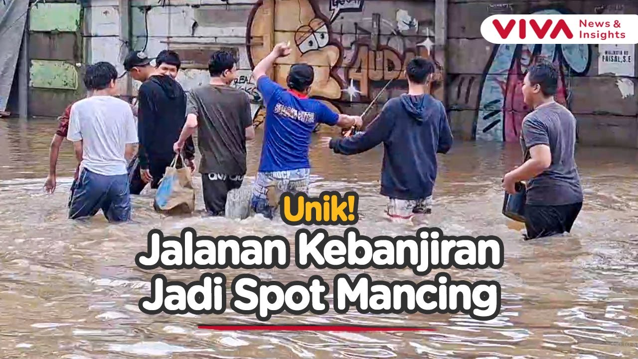 Banjir Rendam Jalan, Warga Bekasi Malah Mancing