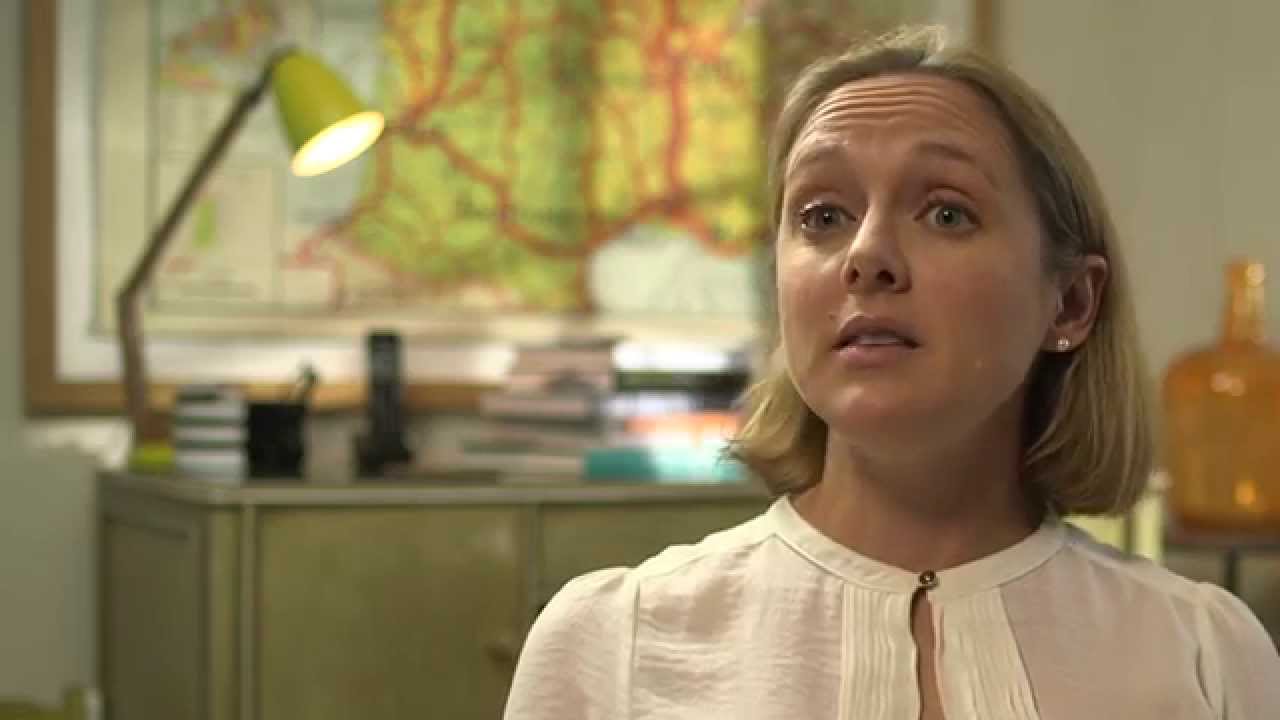 What are the symptoms of cow's milk allergy?