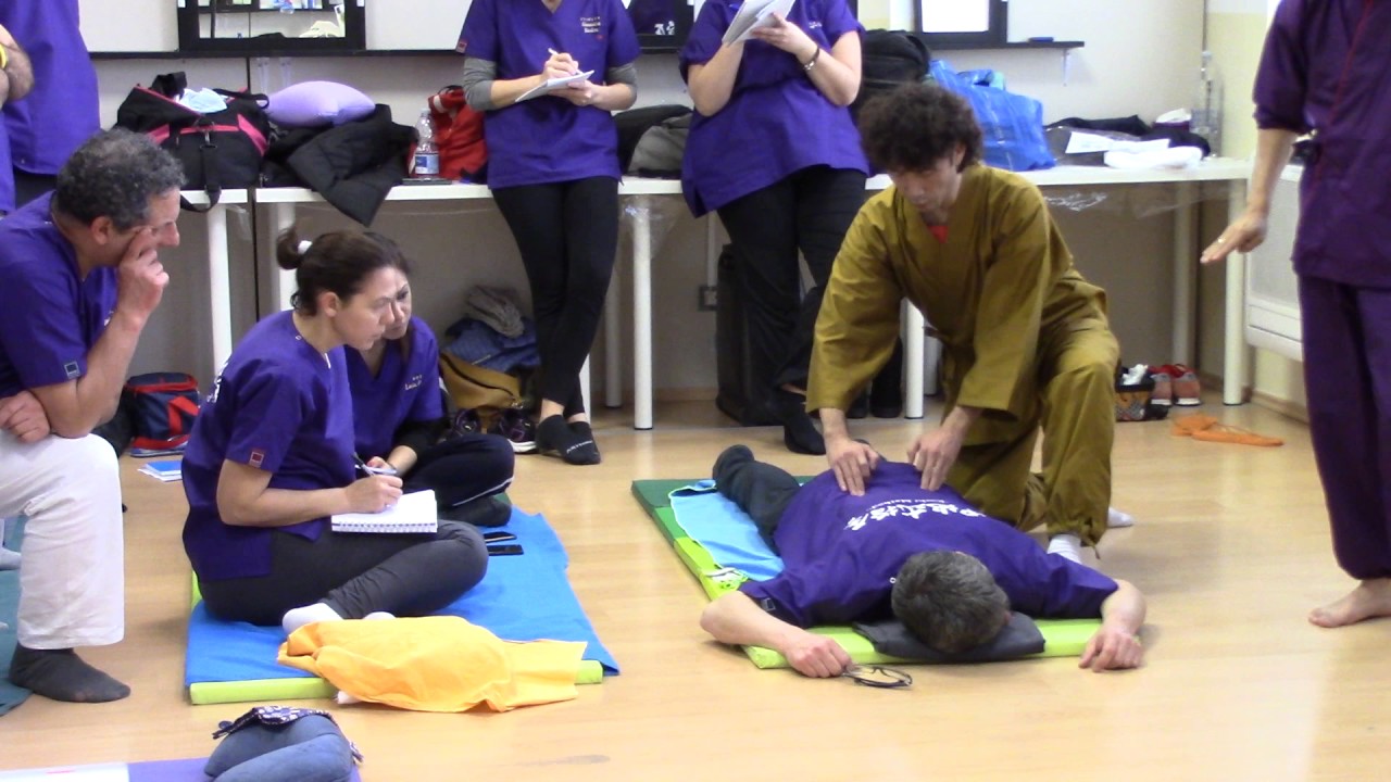 【Kochi Shiatsu massage Method&reg;】How to check for Pelvic Displacement in Itallia Work shop