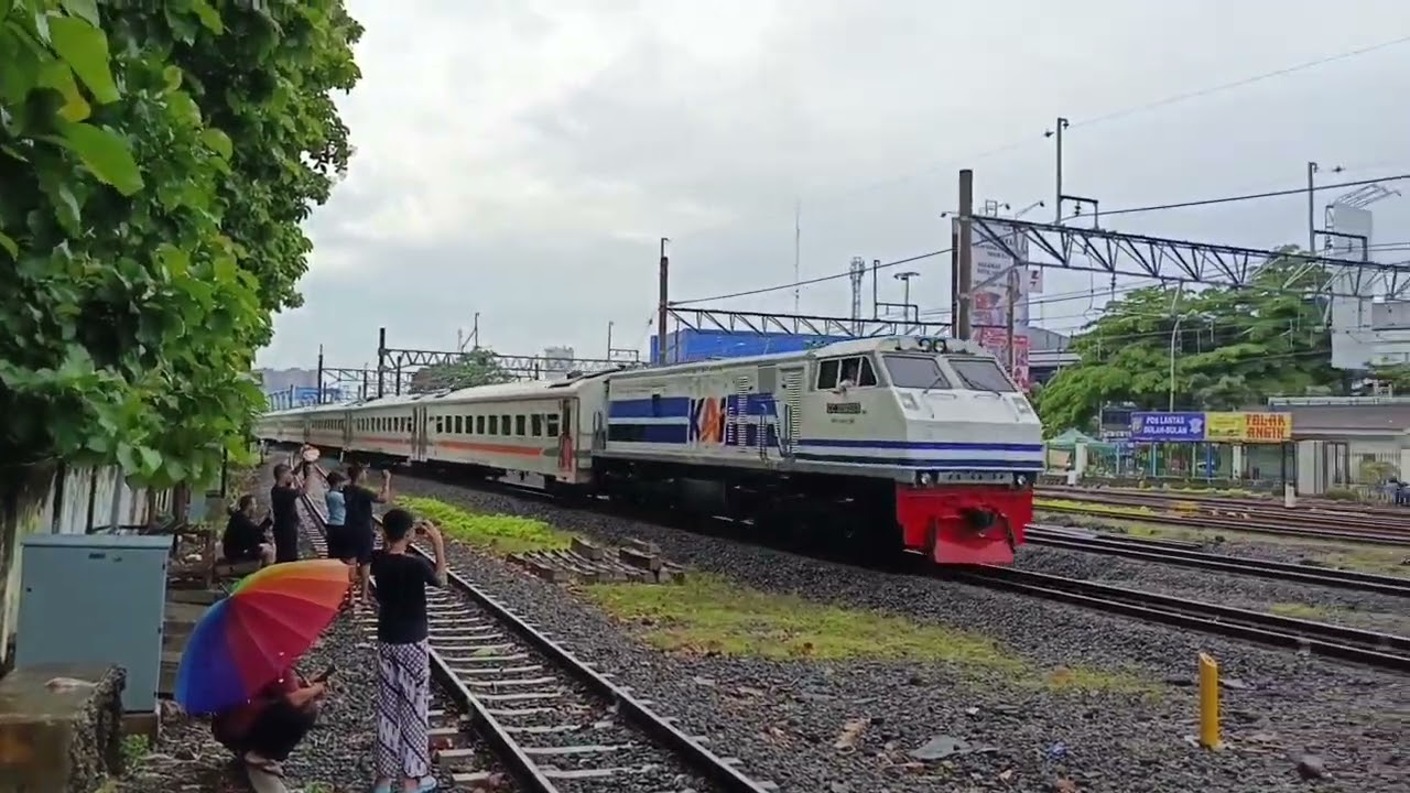 Lokomotif wnb mampir daop1 #keretaapi #keretaapilogistik #automobile #keretaekonomi 