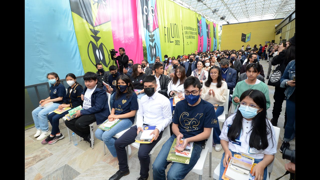 Entrega la UNAM libros a estudiantes de nuevo ingreso al bachillerato
