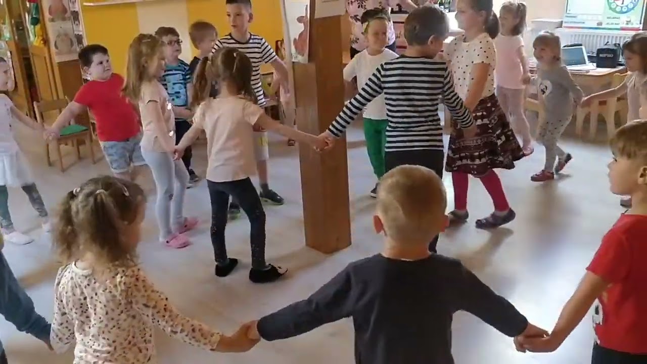 Hoina, prove di danza in una scuola dell'infanzia Ungherese in Transilvania