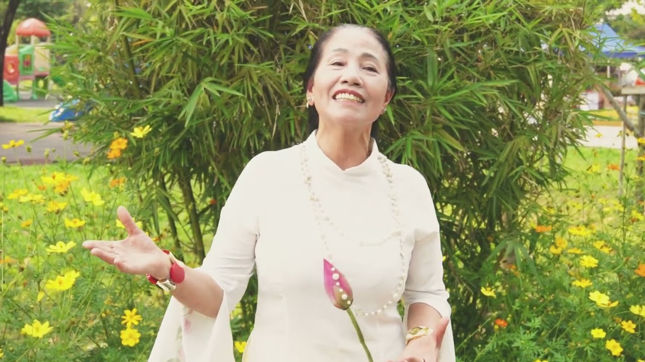 Happy New Year.Trần Ngân thay lời chúc yêu thương qua bài hát đến mọi người chuẩn bị đón năm mới 