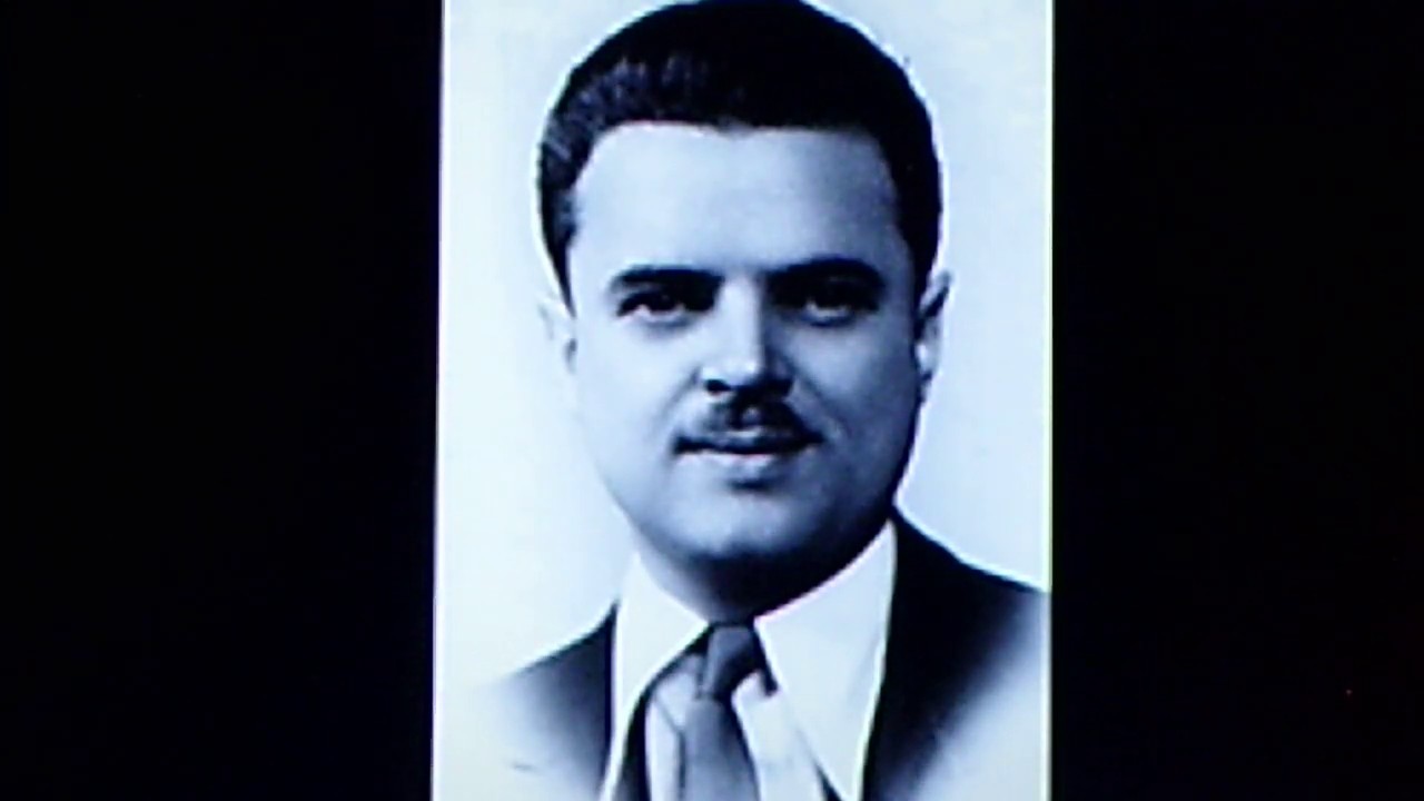 Jesse Crawford, on the Wurlitzer organ:  