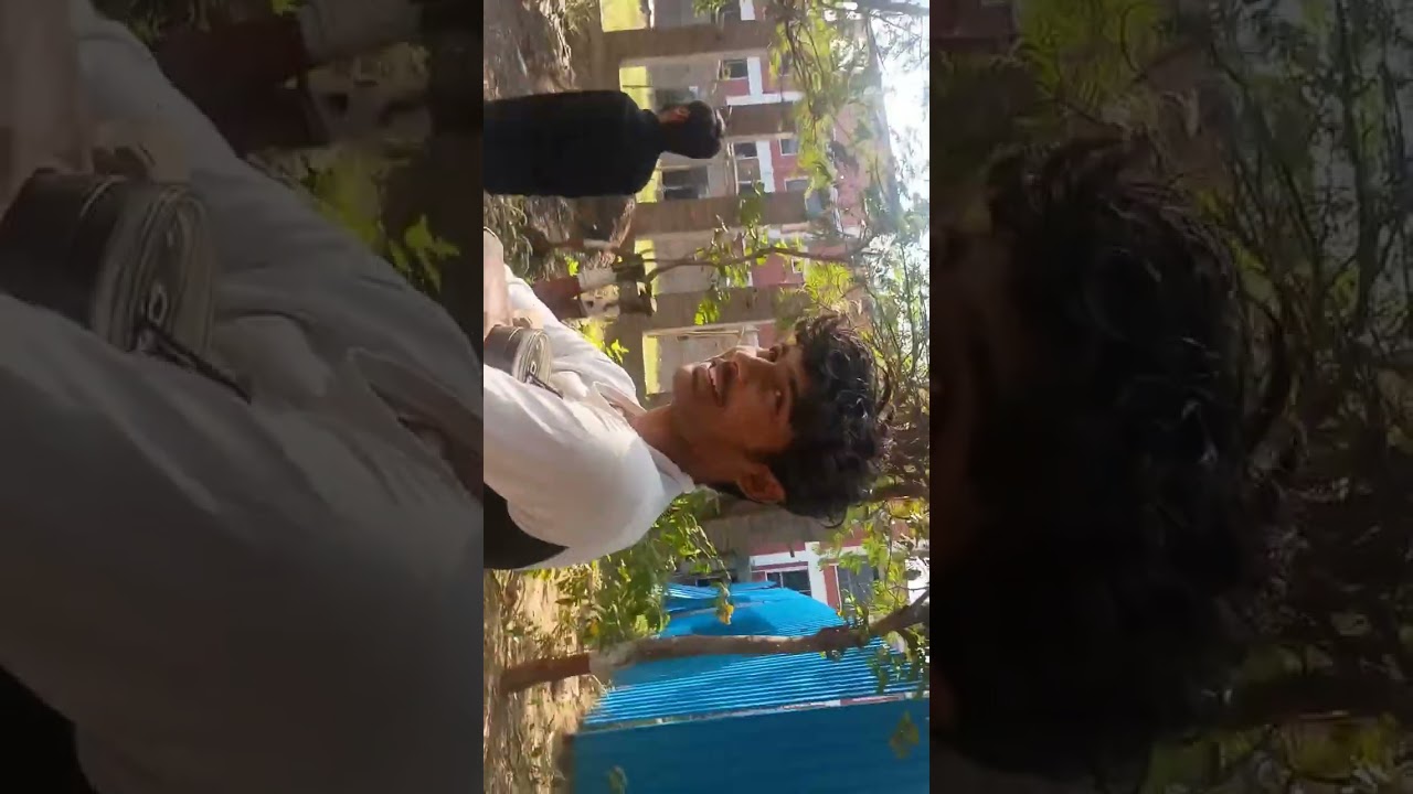 Mere dost ko palm reading aati hai 