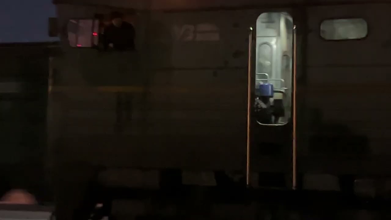 2ТЕ10М-2650Б їде резервом з Депо по Станції з привітливою бригадою