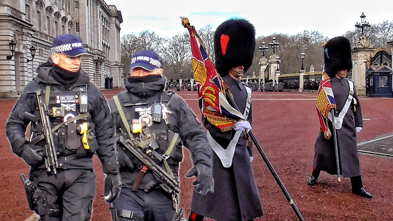 HIGH SECURITY: ARMED OFFICERS KEEP BUCKINGHAM PALACE SAFE 🚨