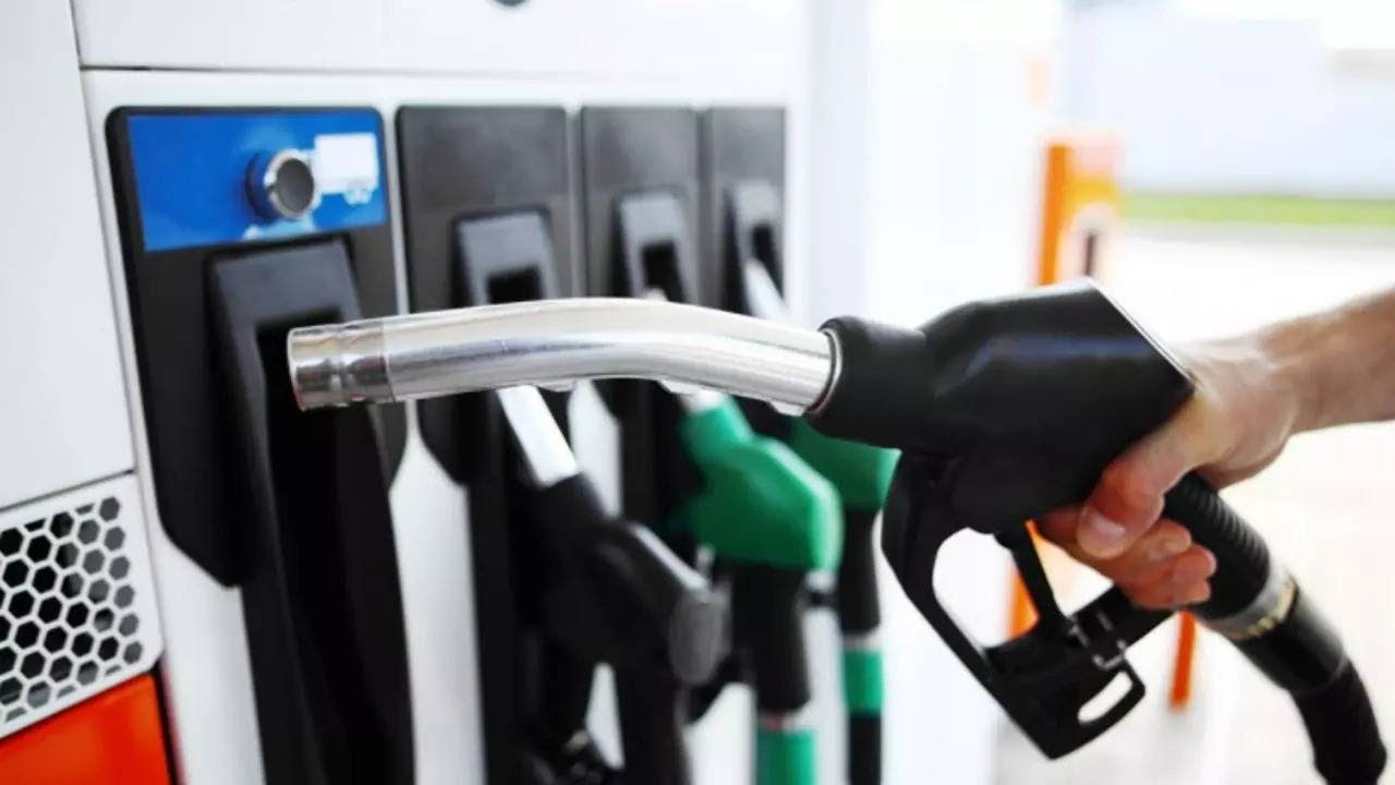 Sunak slammed for fuel duty freeze on Cop26 eve | UK News | NewsRme