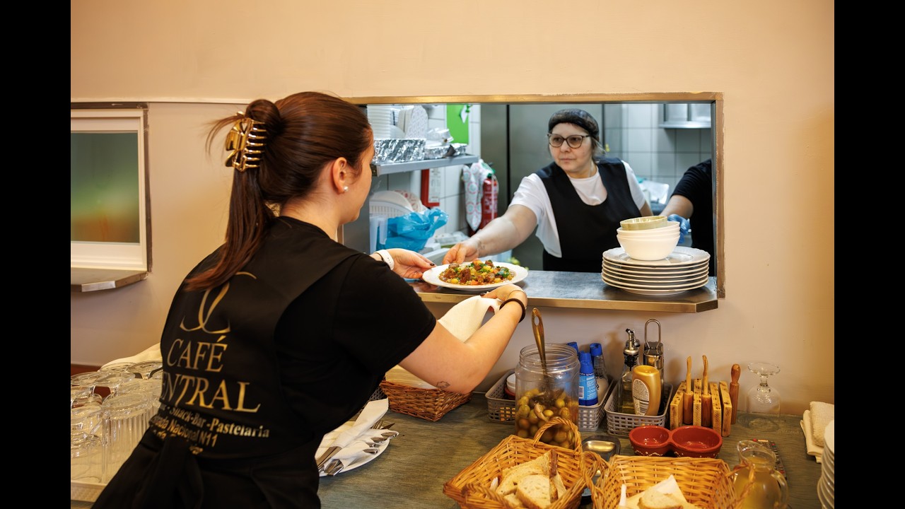 Maré Cheia #231 Sabores & Saberes: Café Central - aqui o tradicional é serviço numa mesa familiar