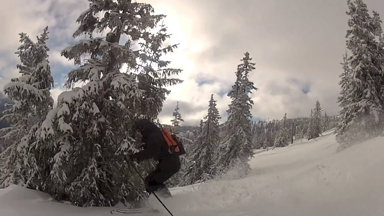 Filmé avec Gopro . Ski 1er janvier 2013 Margériaz , Poudreuse , hors pistes .