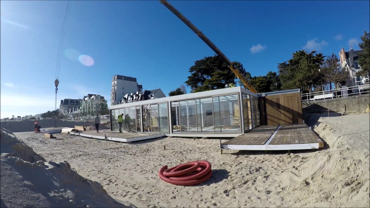 Installation du restaurant de plage démontable L'Etoile sur la plage de La Baule