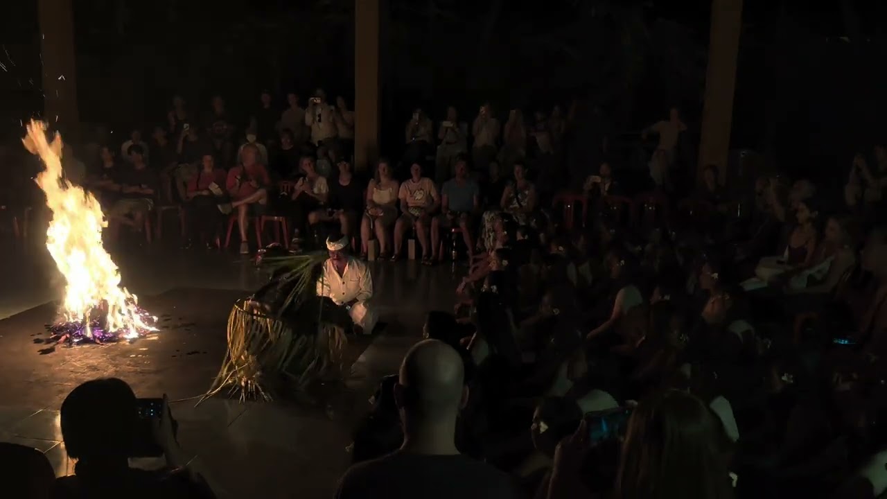 火曜日のPura Batukaru寺院で女性ケチャと火の舞踊 ラーマヤナ物語3 火の儀式と舞踊。これ、熱いんやろうなー。奇声が異様で、マジで火の神宿ってるよな！