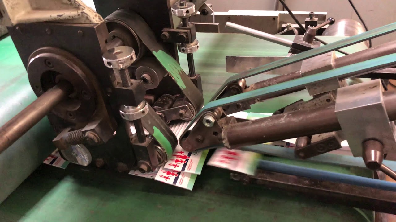 Folding gluing machine
