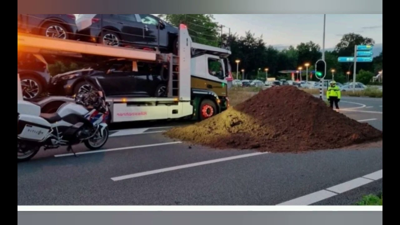 boeren protest met brandende hooibalen op snelweg #boerenprotest #steundeboer