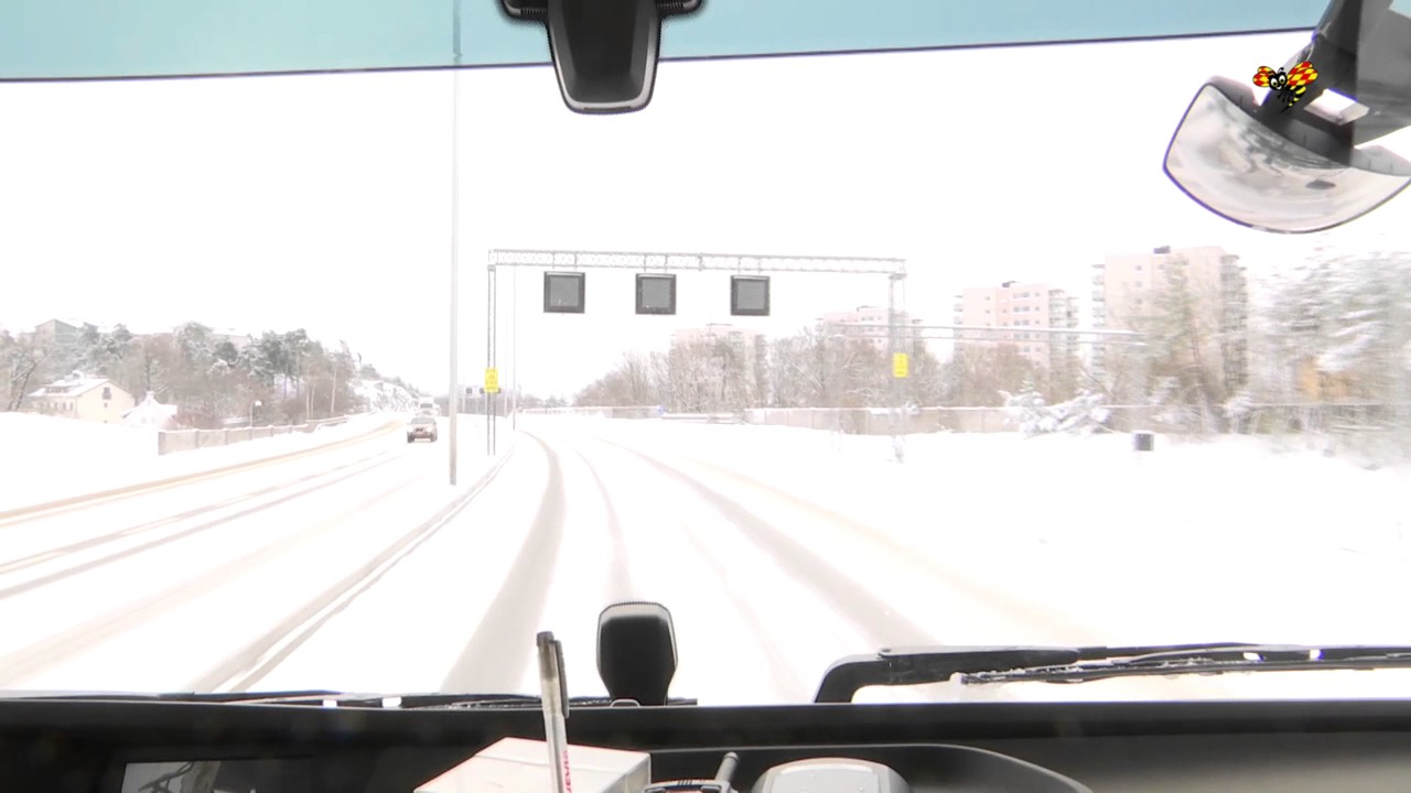 Efter snösmockan - plogbilarna kör för fullt i Stockholm
