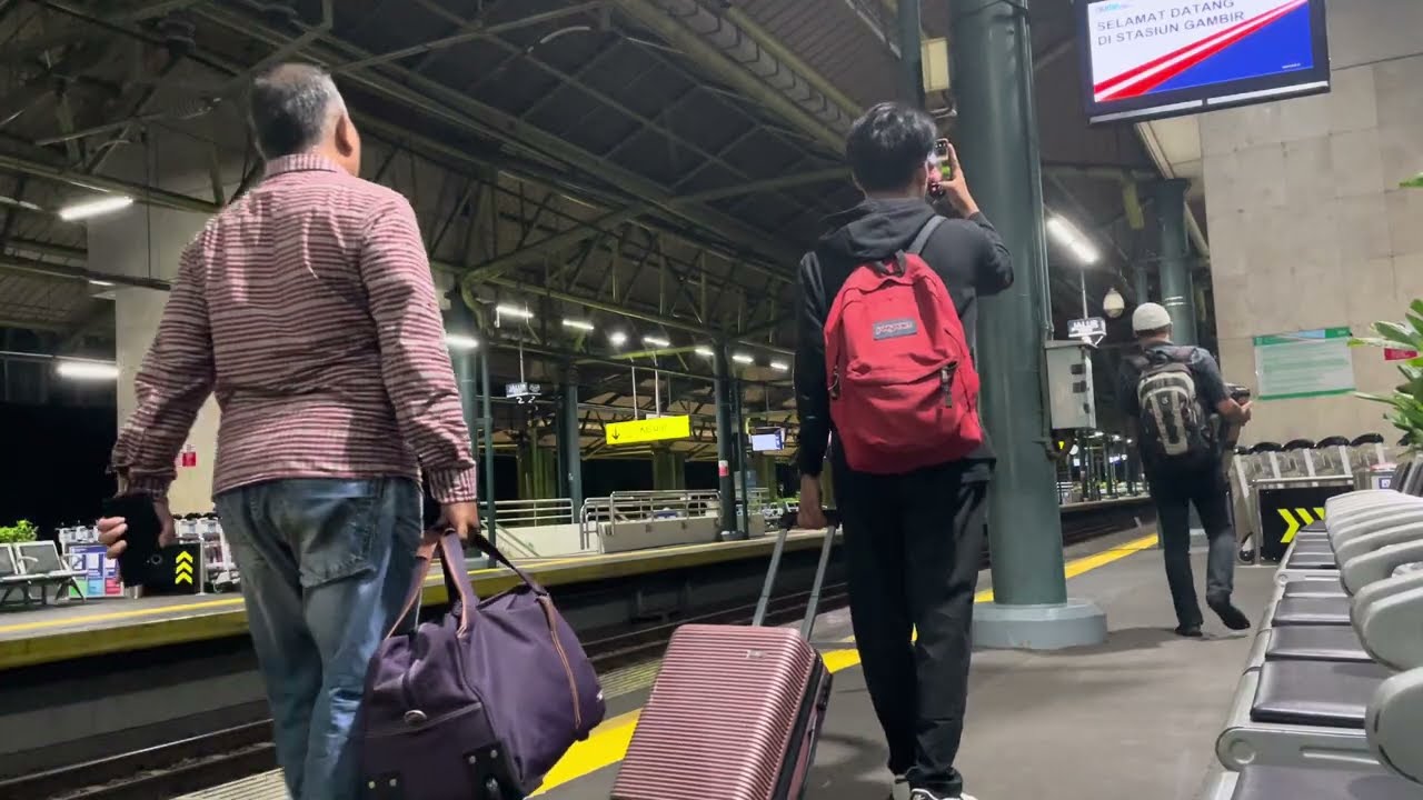 ASMR Suasana peron di stasiun Gambir Malam Hari #gambir #kereta #asmr #cityview #cityvibes