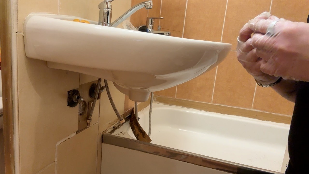 Práce v umakartovém jádře: baterie + sifon + roháček a jiné drobnosti