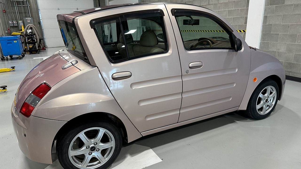 🚗 Toyota WiLL Vi – The Strangest Car Toyota Ever Made